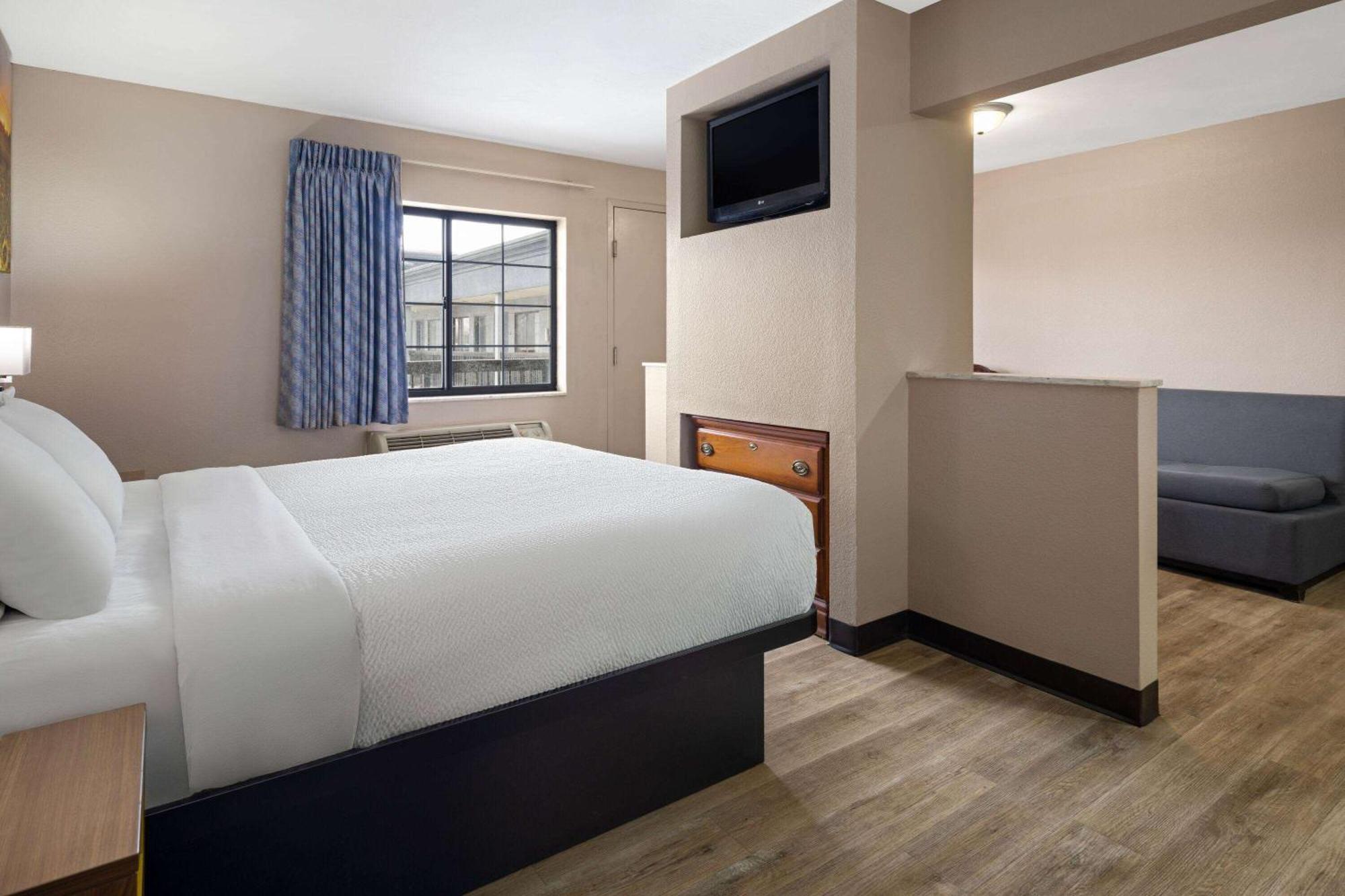Motel Days & By Wyndham Kokomo