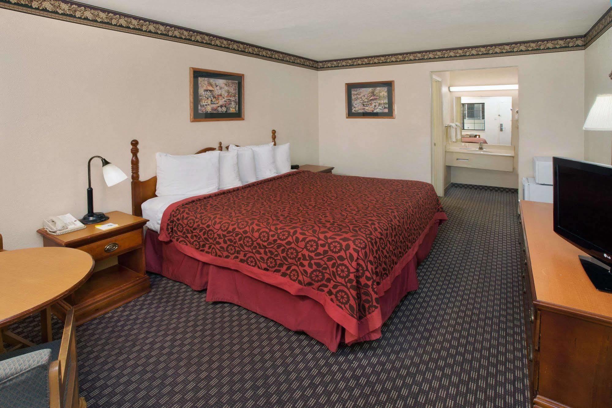 Motel Days & By Wyndham Kokomo
